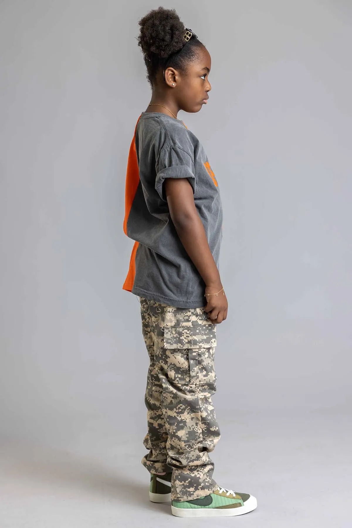 KIDS DARK GREY N ORANGE TWO-TONE SPRAY CNT CROP TEE
